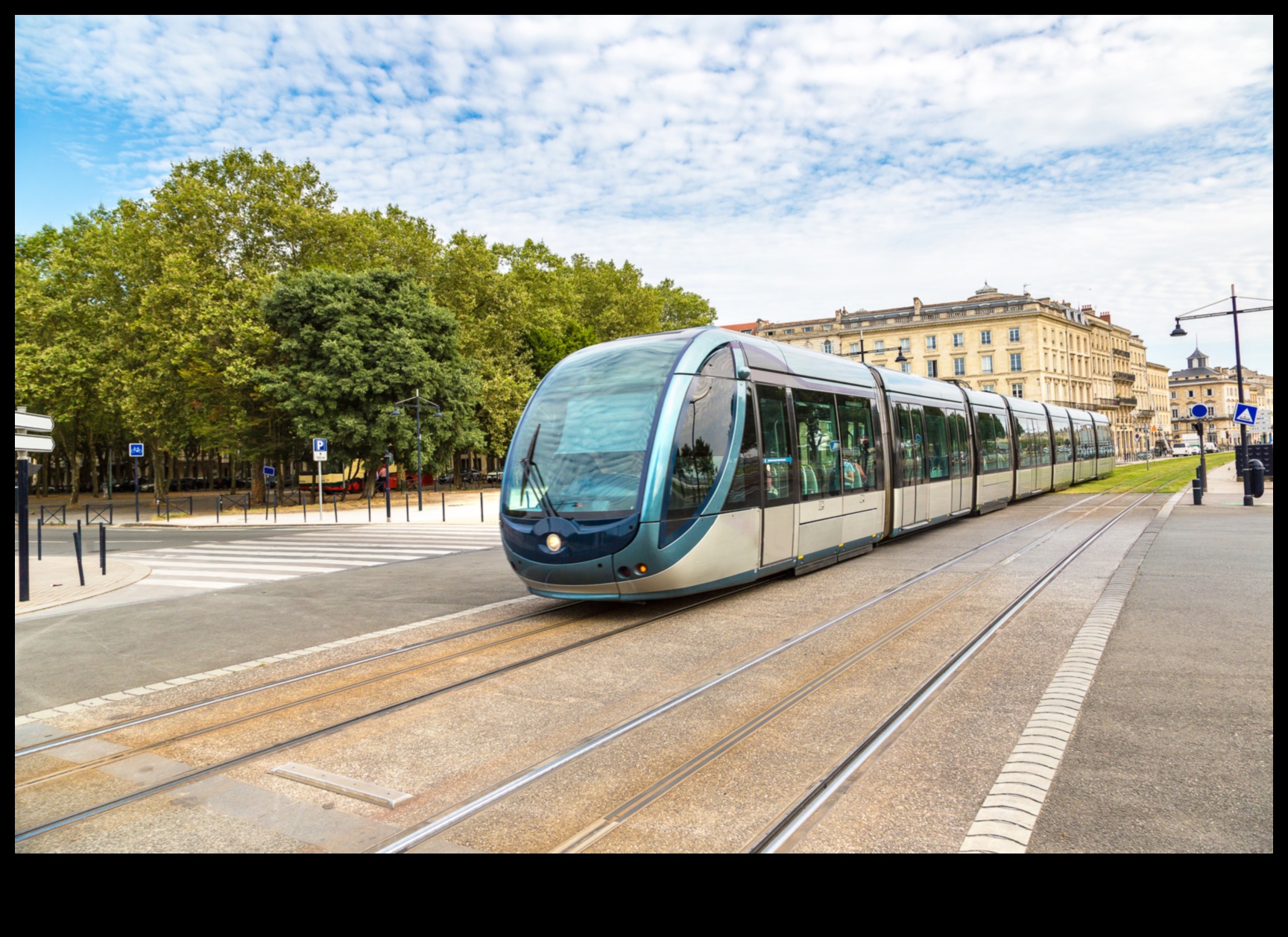 مسارات الترام: التنقل في الشوارع الحضرية بنعمة على السكك الحديدية