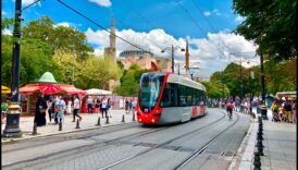 مسارات الترام: التنقل في الشوارع الحضرية بنعمة على السكك الحديدية