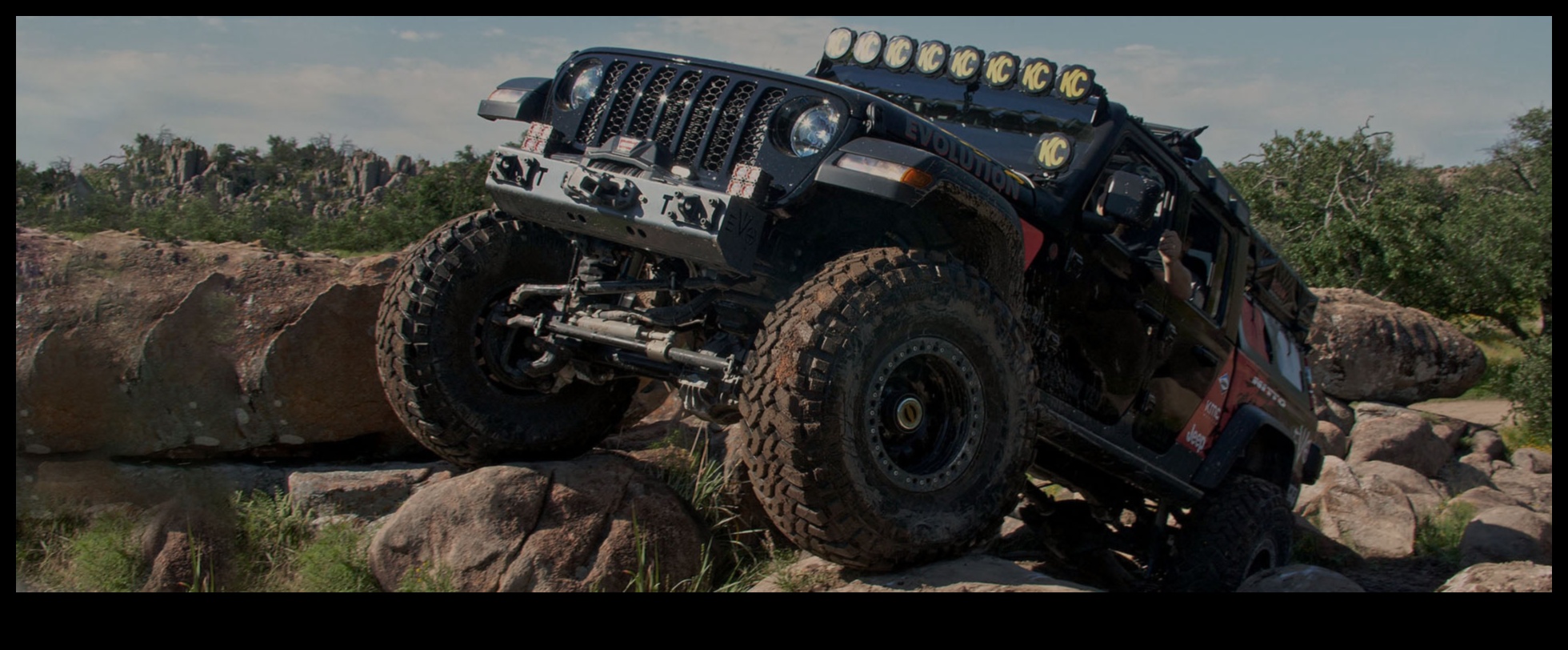 تطور الطرق الوعرة: التطورات في تكنولوجيا التضاريس القصوى