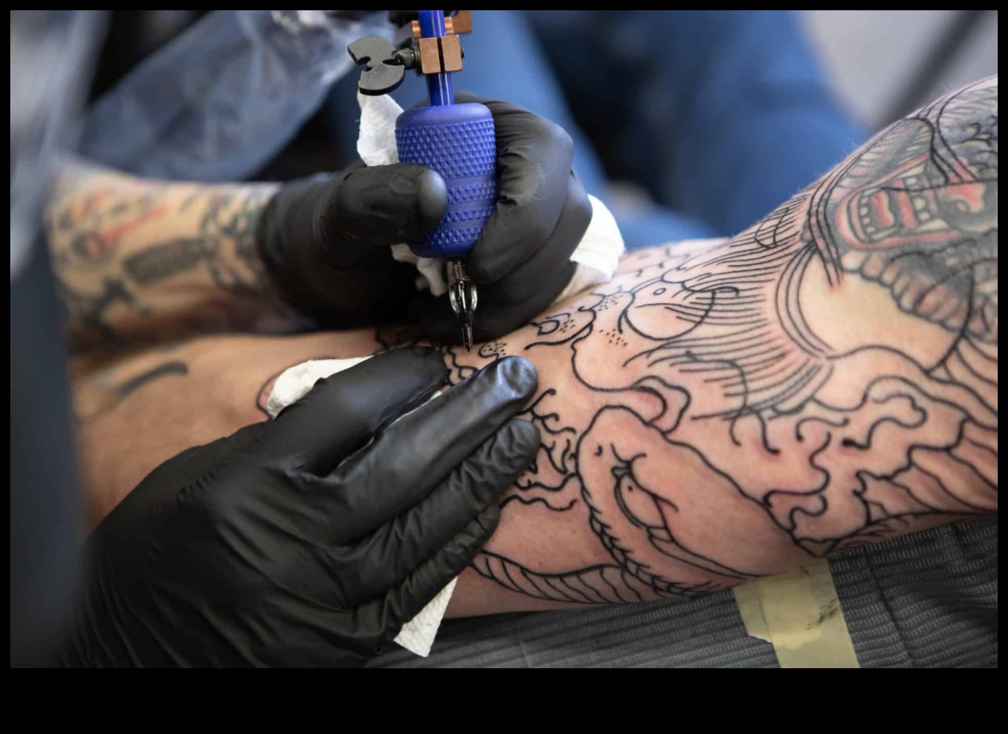 فن الدقة: الكشف عن تقنيات الوشم المتقدمة