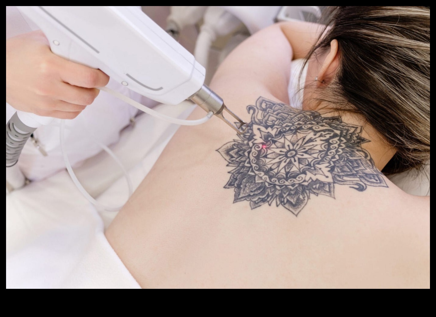 فن الدقة: الكشف عن تقنيات الوشم المتقدمة