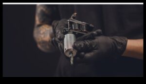 فن الدقة: الكشف عن تقنيات الوشم المتقدمة